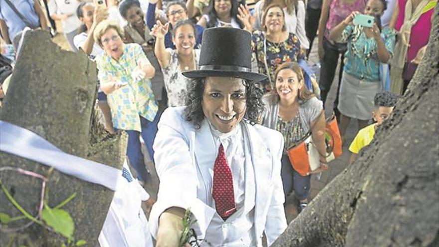 Un actor peruano se casa con un árbol