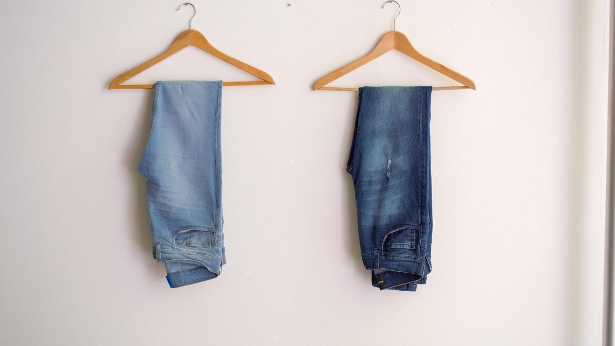 Adiós a las perchas para colgar los pantalones: dóblalos de esta forma para ganar espacio en el armario