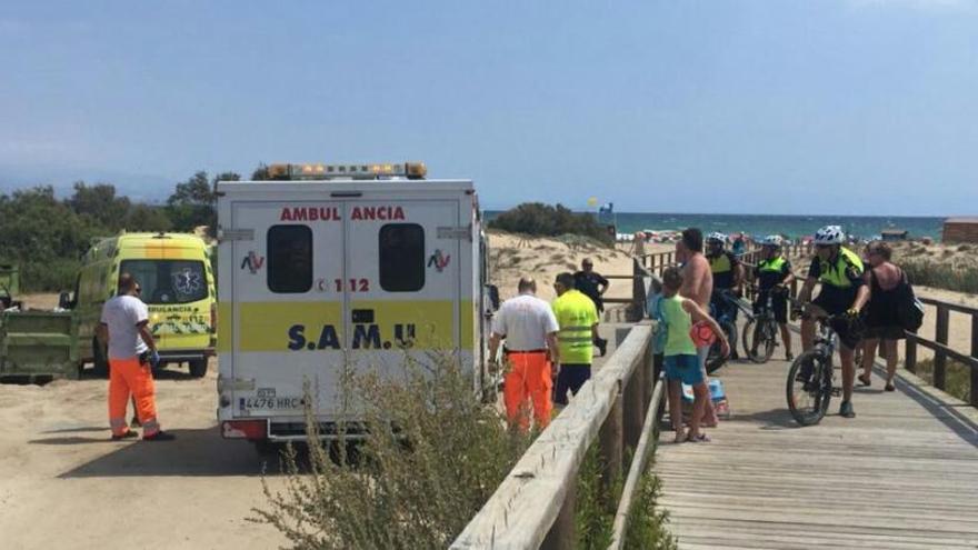 Rescatan a un inglés de 76 años en la playa del Carabassí