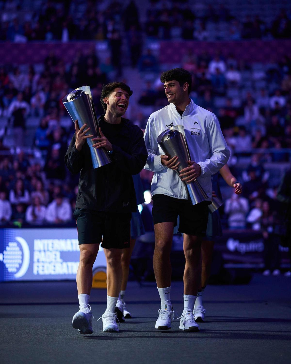 Tapia y Coello bromean con sus trofeos de número uno
