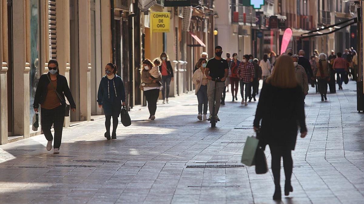 Gente paseando por la calle Major de Gandia, en una imagen de archivo. | LEVANTE-EMV