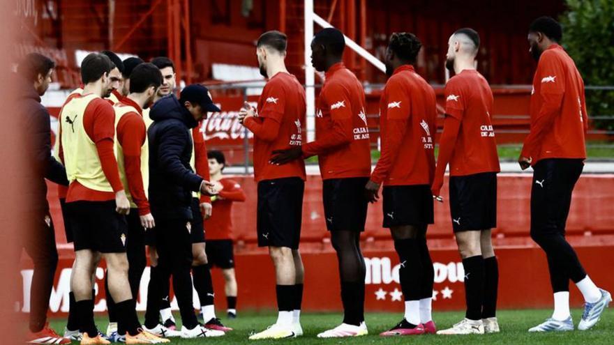 Borja Jiménez, ayer, junto a sus futbolistas.  | MARCOS LEÓN