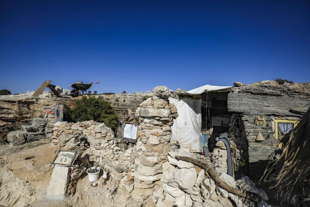 Un hombre construye una casa en una cueva natural de Son Verí