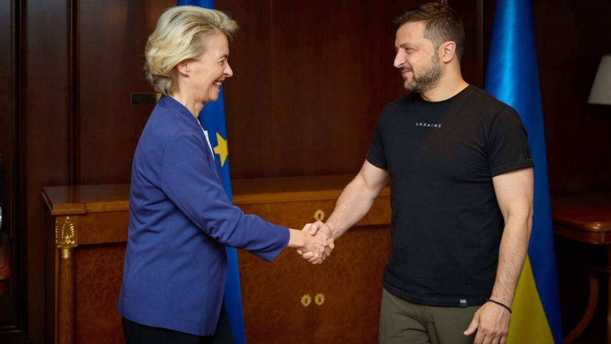 Archivo - La presidenta de la Comisión Europea, Ursula von der Leyen, y el presidente de Ucrania, Volodimir Zelenski