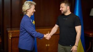 Archivo - La presidenta de la Comisión Europea, Ursula von der Leyen, y el presidente de Ucrania, Volodimir Zelenski
