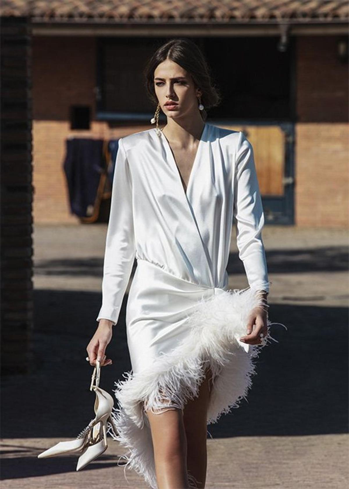 Vestido de novia corto con plumas de Ze García