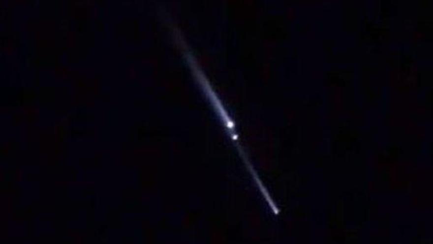 Una bola de fuego cruza el cielo nocturno en el sur de Florida