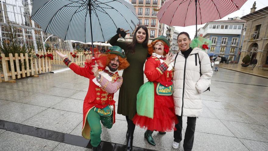 Raquel Ruiz (concejala de Turismo) y Victoria Cuesta, de Ucayc, en la presentación de una reciente campaña. | L. MURIAS