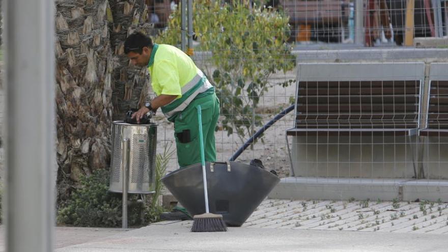 Un trabajador de Urbaser limpia las calles de Elche