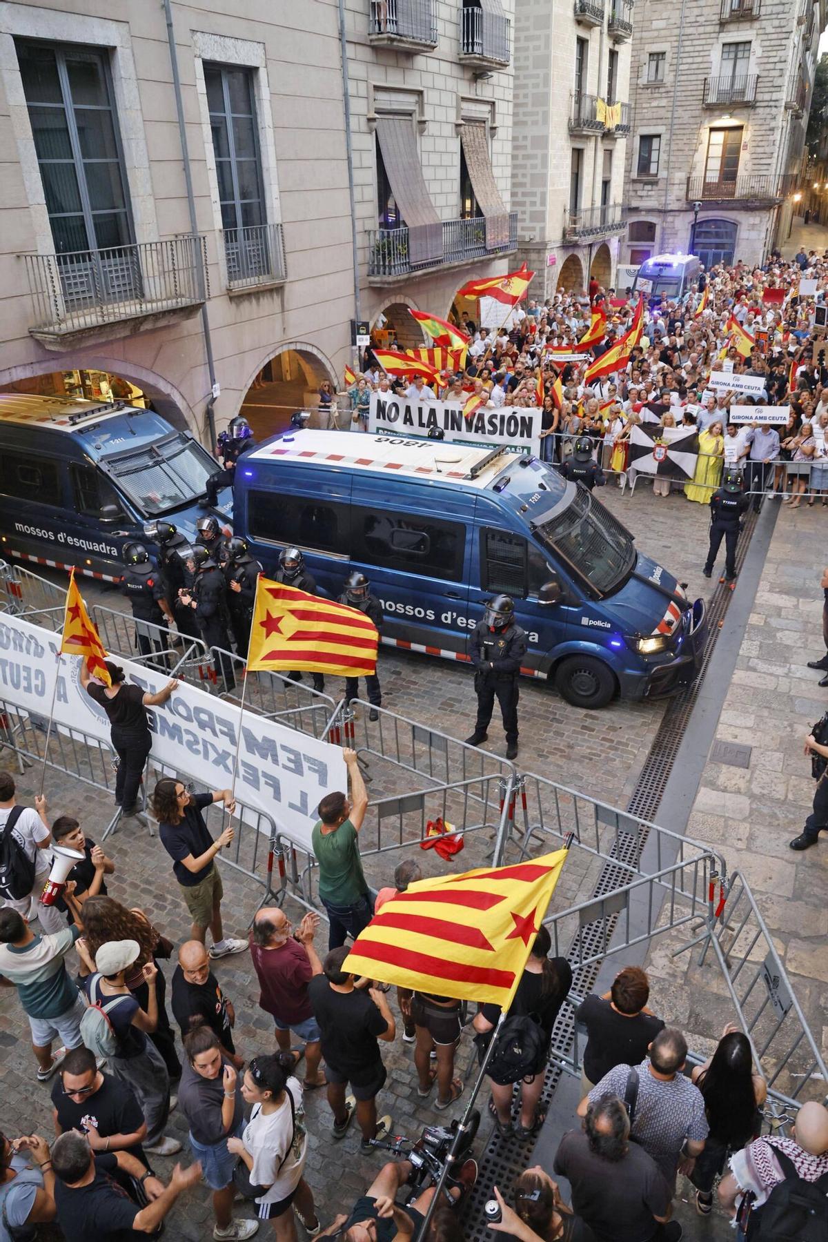 Les imatges de la manifestació i contramanifestació per l'entrada d'immigrants a Ceuta Les imatges de la manifestació i contramanifestació per l'entrada d'immigrants a Ceuta