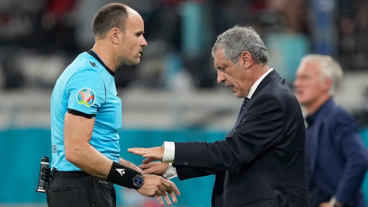 Mateu Lahoz, con Fernando Santos