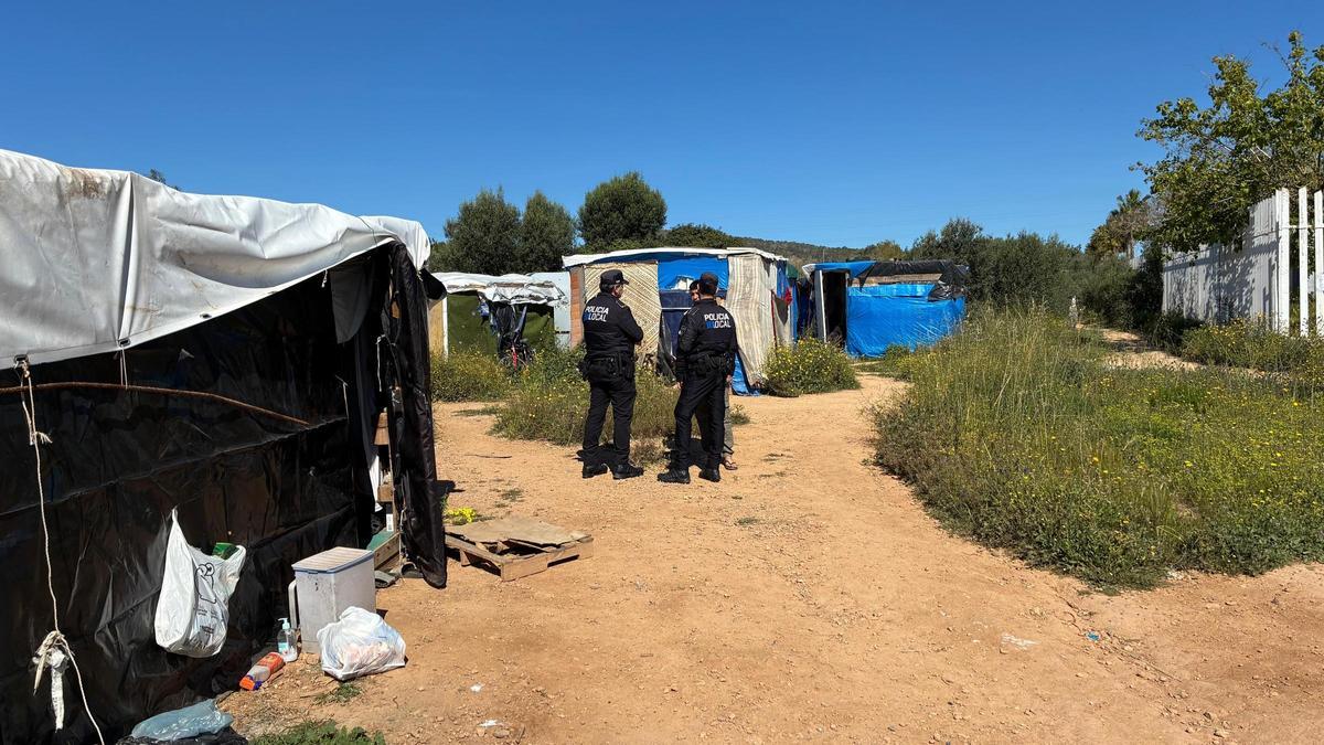 Agentes de la Policía Local notifican a un residente.ibi