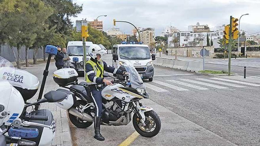 Agentes de la Policía Local, durante un servicio en Palma.