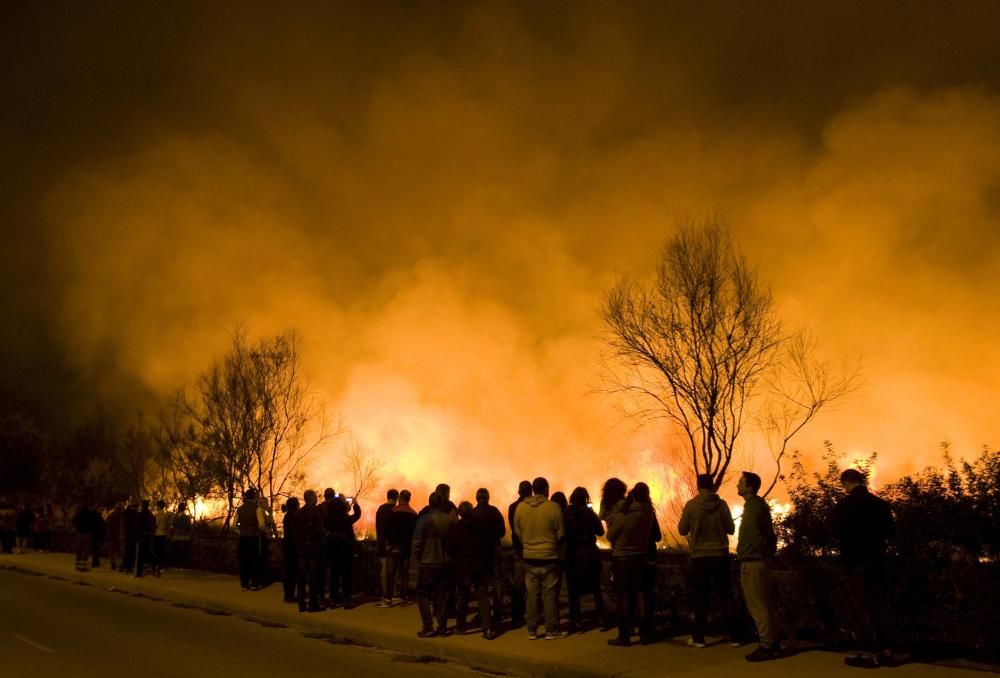 Un incendio obliga a desalojar el camping de Almenara