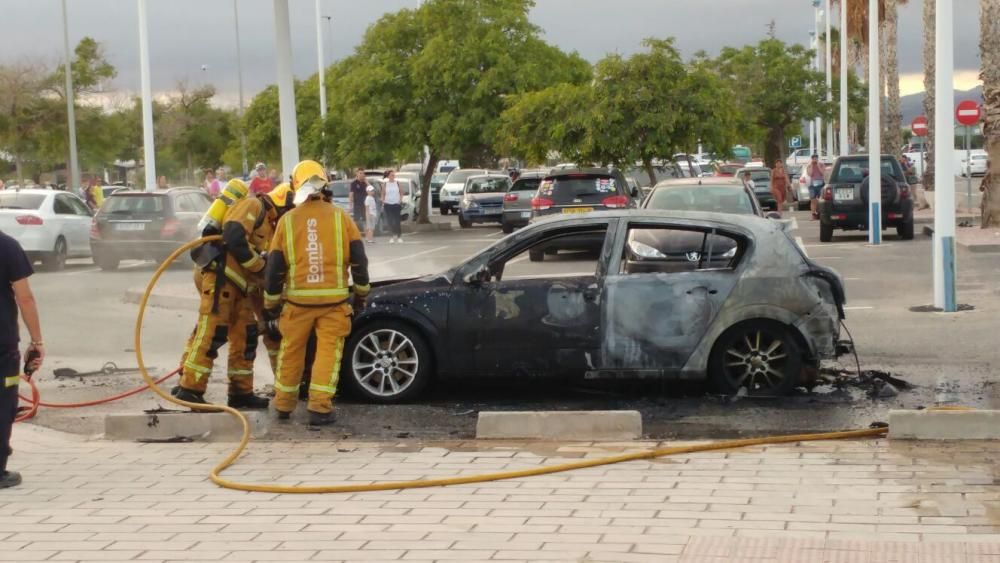 Los ocupantes lo han abandonado al ver las chispas y ha quedado calcinado