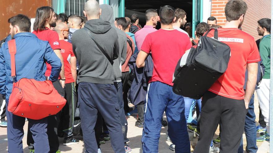 Aspirantes a bomberos, antes de una prueba