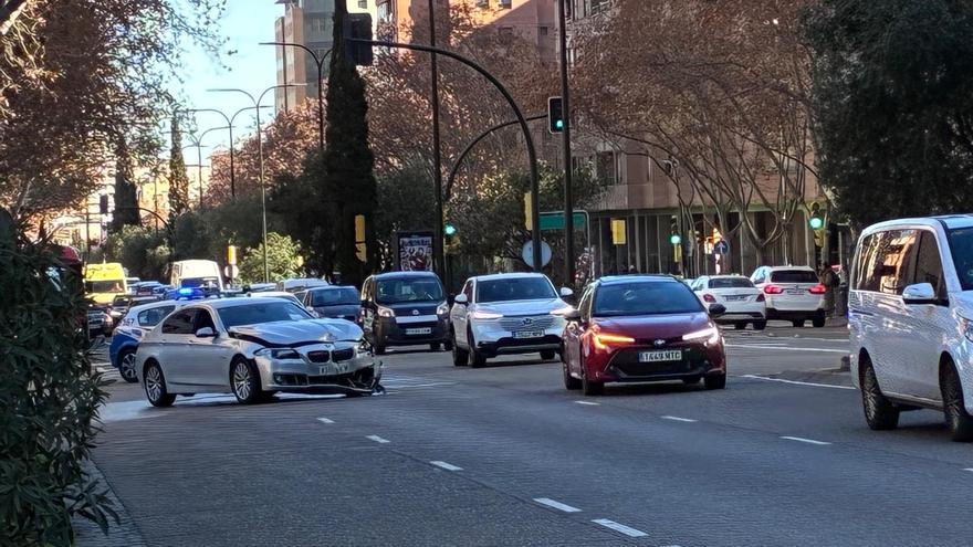Un conductor es trasladado al hospital tras un accidente de tráfico en Zaragoza