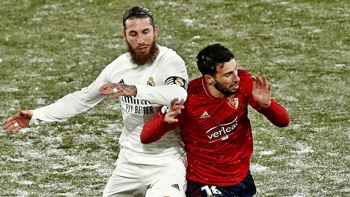 Ramos pugna con un jugador
de Osasuna.   | // EFE