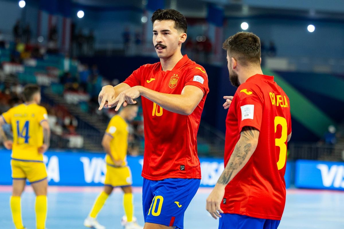 Gordillo celebra el gol de la selección de España ante Kazajistán.