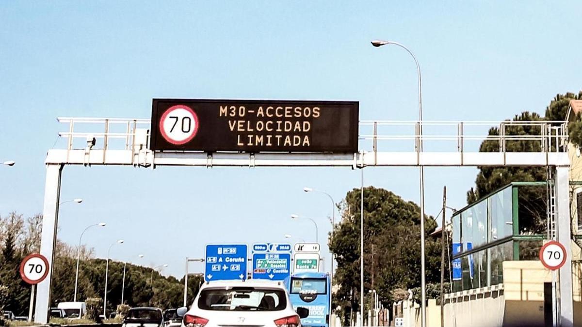 Carteles de limitación de velocidad en la circunvalación M-30 de Madrid.