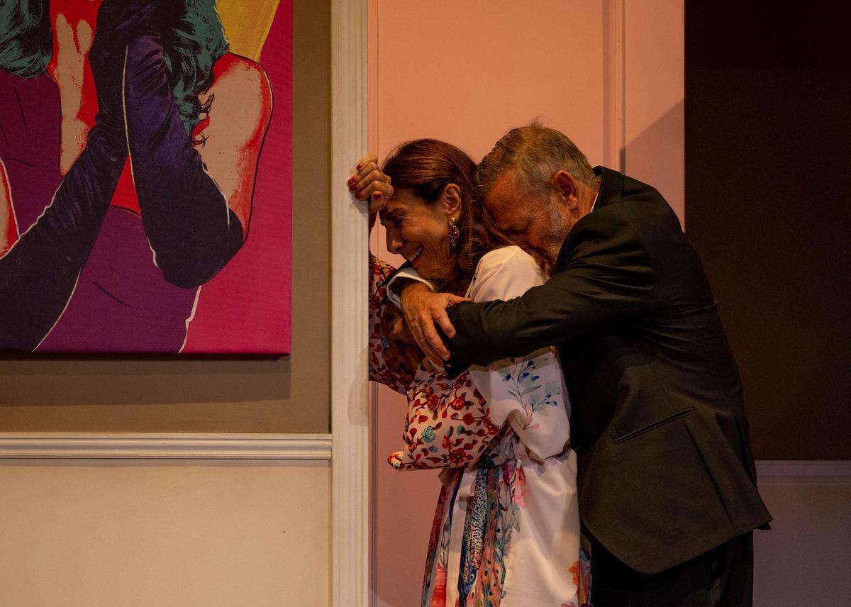 Pastora Vega (Julia), junto a Pablo Carbonell (Francisco), durante 'Género de dudas'.