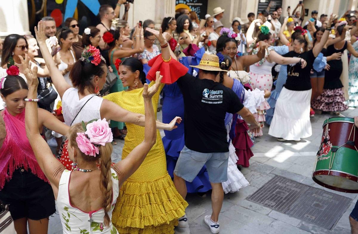 Visitantes disfrutan de la Feria en el Centro de Málaga.