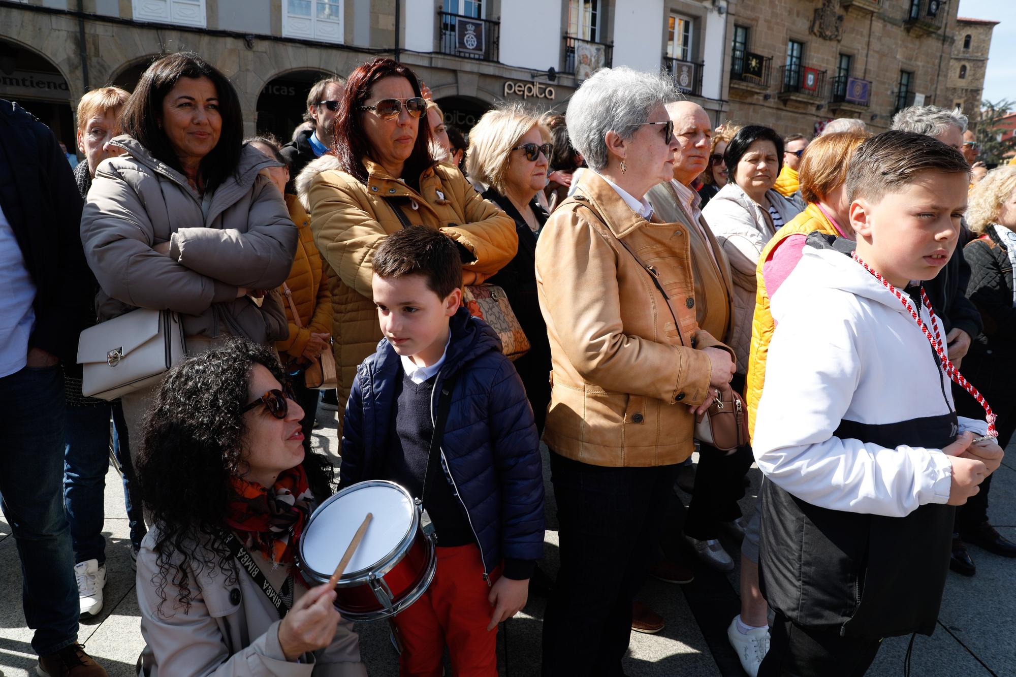 EN IMÁGENES: La tamborrada del Viernes Santo en Avilés