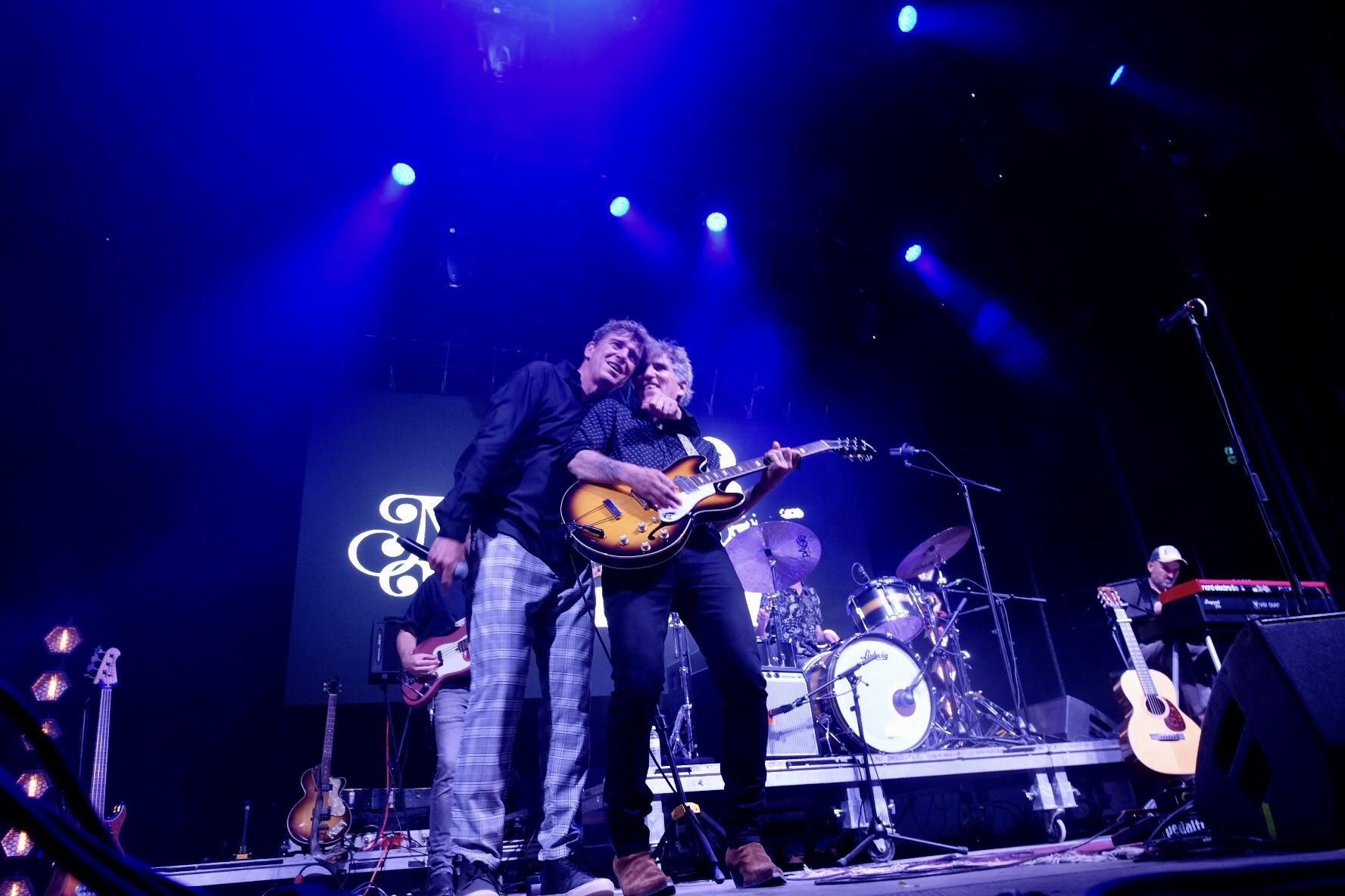 Javier Ojeda y Mikel Erentxun, juntos sobre el escenario del Brisa Festival.