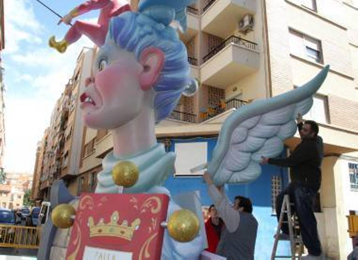 Galería fotos: Las comisiones falleras de Burriana sacan sus monumentos a la calle
