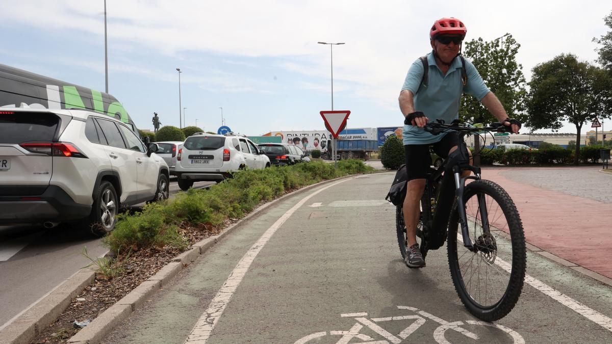 Un castellonense utiliza su bicicleta para desplazarse por la ciudad.