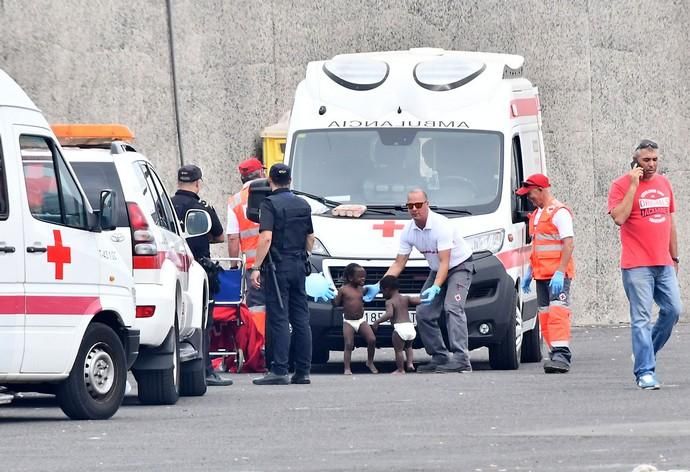 09/08/2019 ARGUINEGUIN. MOGAN. Llegada de una patera con inmigrantes a la costa de Maspalomas, son rescatados y transladados por Salvamento Marítimo al puerto de Arguineguin.   Fotógrafa: YAIZA SOCORRO.  | 09/08/2019 | Fotógrafo: Yaiza Socorro