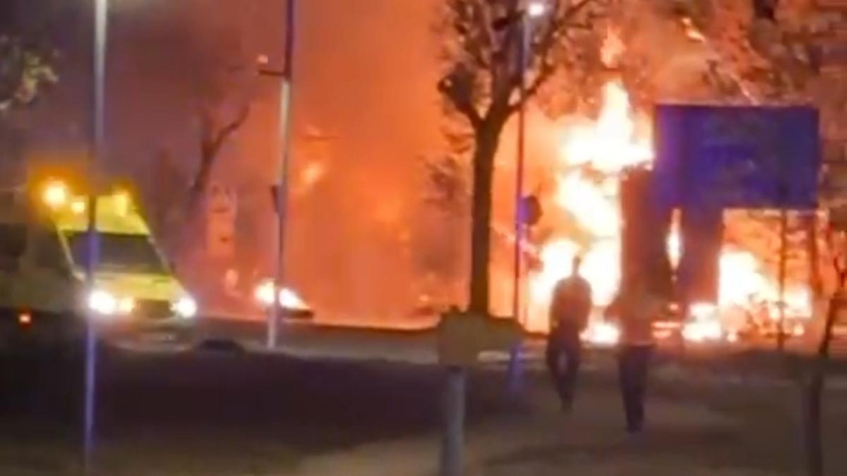 Un camió crema en plena C-244 a Vilanova del Camí i genera una gran fumarada nocturna