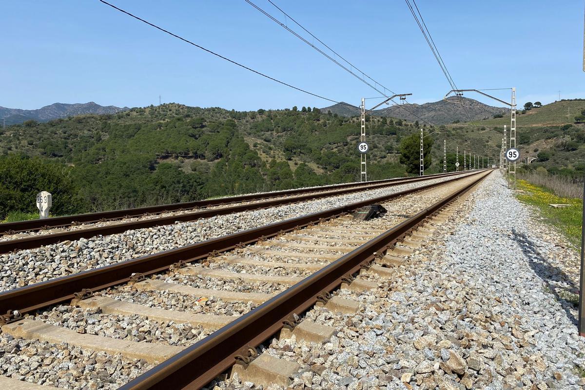 Tramo de la línea de tren entre Figueres y Portbou, en una imagen de archivo