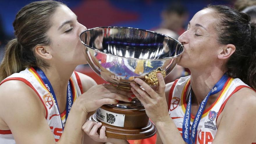 Marta Xargay y Laia Palau besan la copa del Eurobasket.