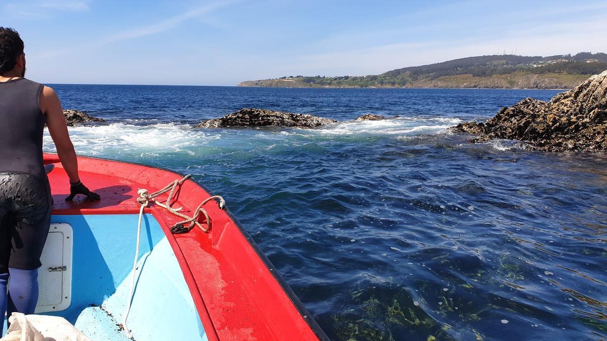 La costa rocosa que se "disputan" percebeiros y bateeiros.