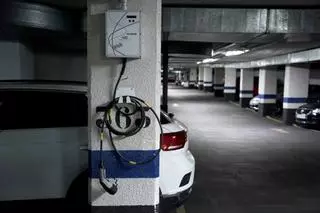 Carregadors elèctrics en garatges comunitaris: qui pot instal·lar-los, qui paga i què pot impedir la comunitat