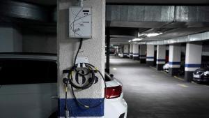Carregadors elèctrics en garatges comunitaris: qui pot instal·lar-los, qui paga i què pot impedir la comunitat