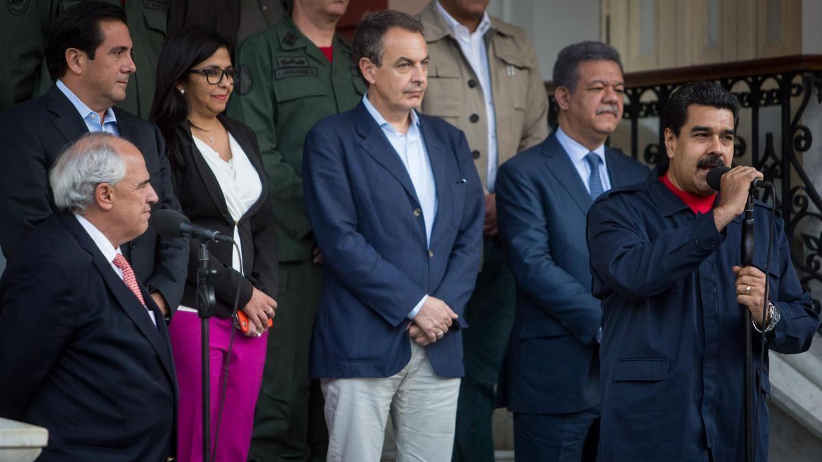 Imagen de 2017 en la que aparecen Delcy Rodríguez, José Luis Rodríguez Zapatero y Nicolás Maduro