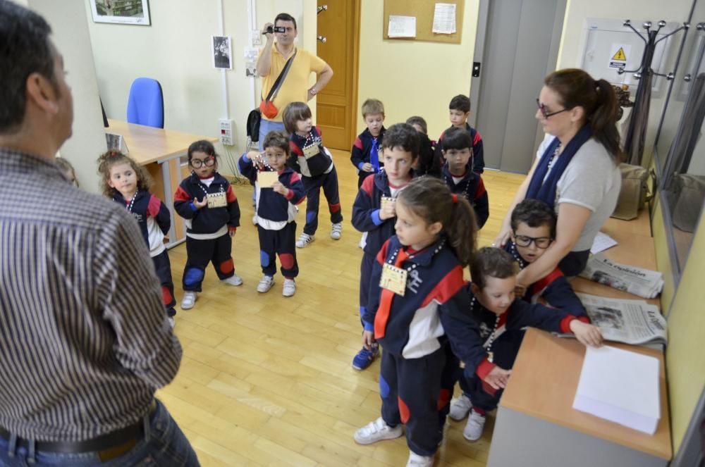 Alumnos de Infantil del colegio de la Grande Obra de Atocha, en la plaza de España, visitan LA OPINIÓN para conocer el funcionamiento de un diario.