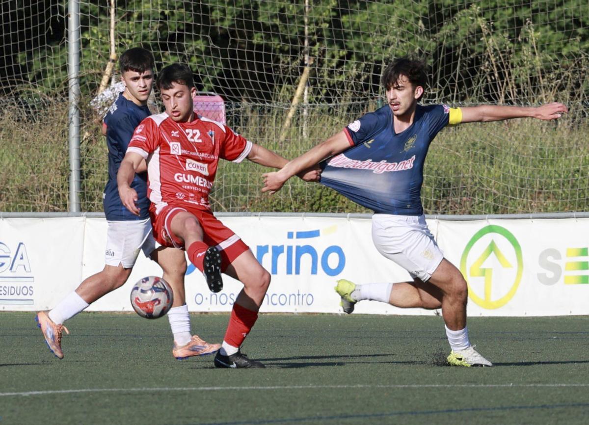 Un jugador del Atios y otro del Choco luchan por el control del balón en el partido de ayer. | JOSE LORES