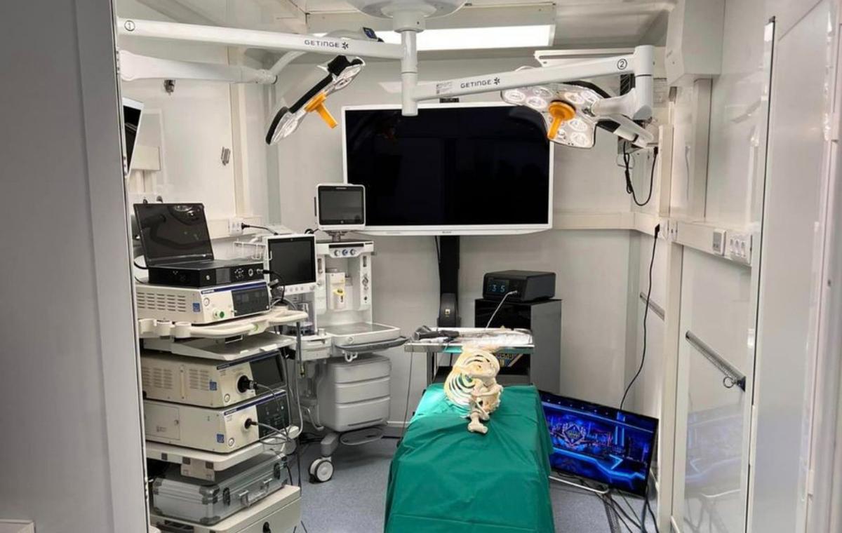 Detalle del interior de la unidad móvil quirúrgica de la Fundación Diego González Rivas, que hoy mismo partirá hacia África, con primera parada en Ghana. |  // CEDIDA F.D.G.R.