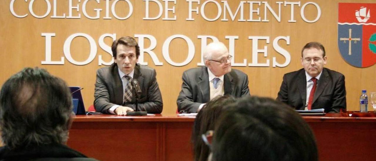 Ángel Gallo, José Antonio Ibáñez-Martín y Jorge Rodríguez, durante la conferencia de ayer en Soto de Llanera.