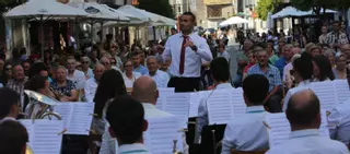La Banda de Muimenta ofrece un concierto en la calle Rosalía