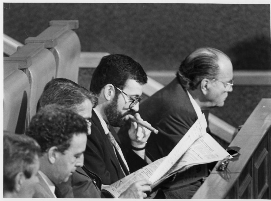 Eran otros tiempos: en la foto, Rajoy fumando un puro en su escaño.