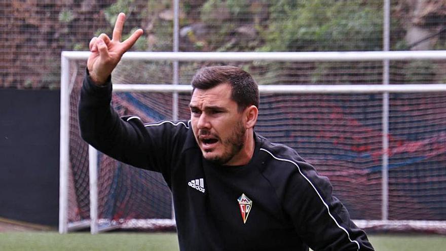 Yurguen Hernández, dirigiendo un partido de los rojinegros.