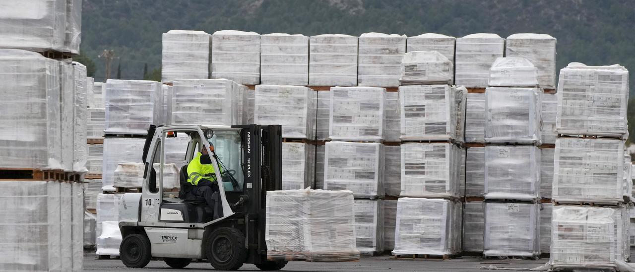 La industria cerámica producen menos por la crisis de costes del gas y la caída de demanda, que acumula estocs en las fábricas.