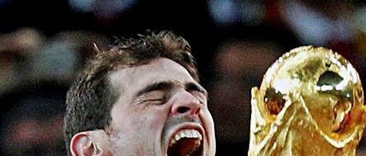 Casillas levanta la Copa del Mundo en Sudáfrica.