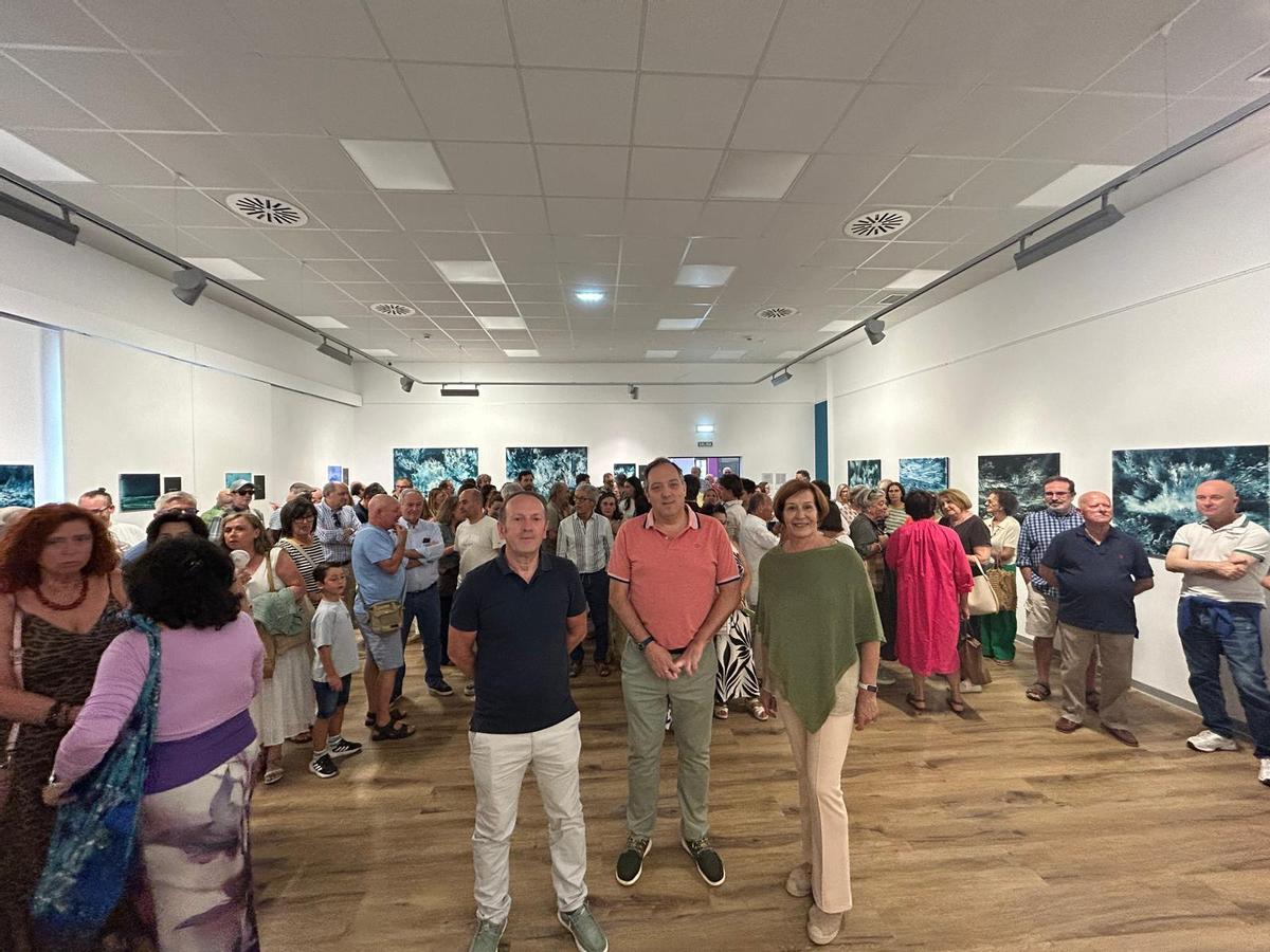 EN IMÁGENES: Inauguración en Villaviciosa de la muestra "La poesía y el mar" de Guillermo Simón