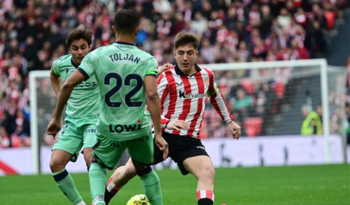 Jeremy Toljan se perderá el derbi ante el Valencia tras recibir la quinta amarilla contra el Athletic