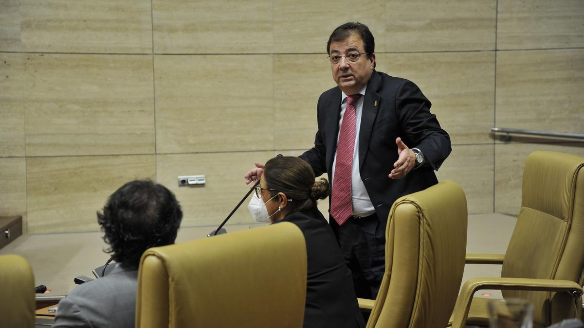 El presidente de la Junta, Guillermo Fernández Vara, durante su intervención en el pleno de la Asamblea.